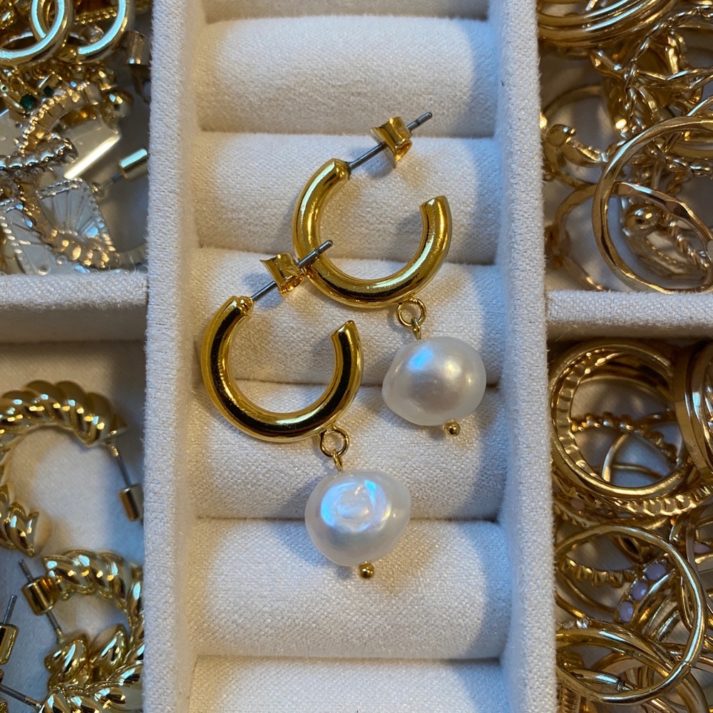 GOLD EARRINGS WITH PEARL